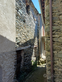 Rustico soppalcabile e due vani seminterrato