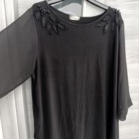 maglia nera elegante con strass e manica in velo 