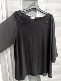 maglia nera elegante con strass e manica in velo 