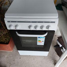 Cucina bianca con 4 fuochi a gas forno elettrico