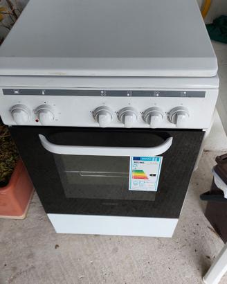 Cucina bianca con 4 fuochi a gas forno elettrico