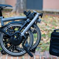 Brompton P Line Electric Storm Grey carro Titanio