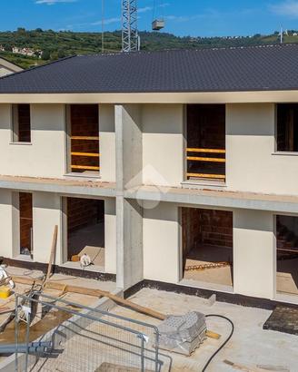 VILLA A SCHIERA A SOAVE