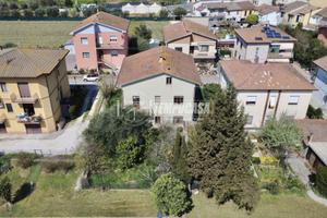 VILLA BIFAMILIARE CON GIARDINO E GARAGE