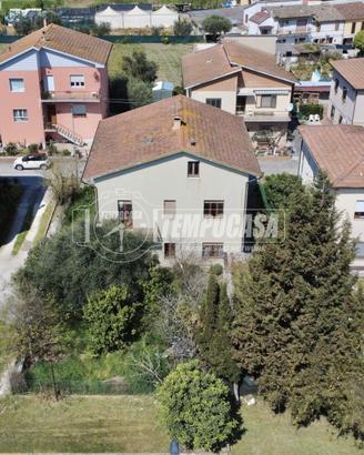 VILLA BIFAMILIARE CON GIARDINO E GARAGE