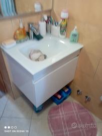 lavabo  in vetro con rubinetto completo di mobile