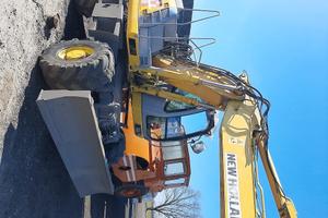 escavatore New Holland MH PLUS C