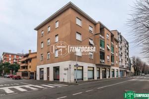 TRE LOCALI CON CUCINA ABITABILE , BOX E CANTINA