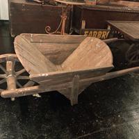 Antica carriola in legno