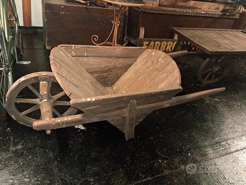 Antica carriola in legno