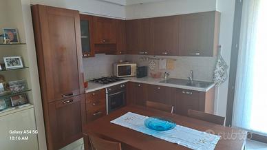 Cucina angolare in ciliegio