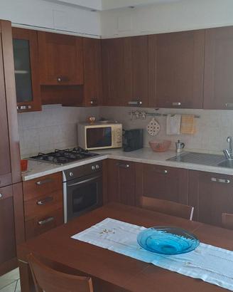 Cucina angolare in ciliegio