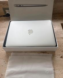 MacBook Air 13” 2015 con scatola e caricatore