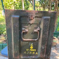Scatola in ferro antica