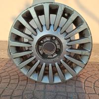 Cerchio in lega R15 a 4 fori per Fiat 500
