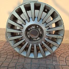 Cerchio in lega R15 a 4 fori per Fiat 500