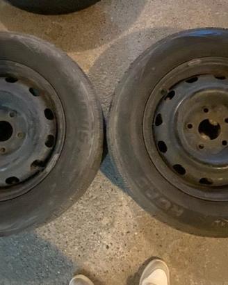 Coppia Pneumatici Invernali "Roadstone"215/65R16