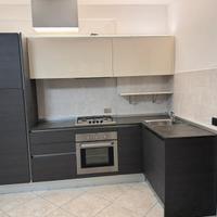 Cucina angolare grigia con elettrodomestici NUOVA