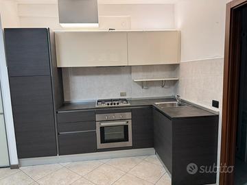 Cucina angolare grigia con elettrodomestici NUOVA