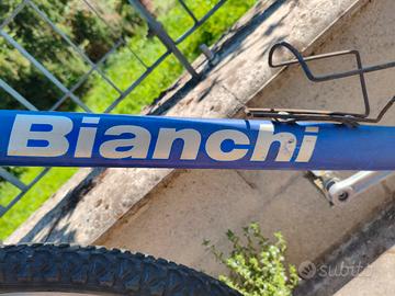 Bicicletta Bianchi telaio in carbonio. 