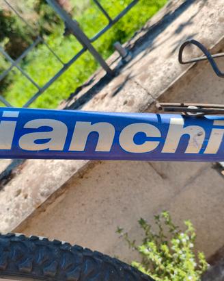 Bicicletta Bianchi telaio in carbonio. 