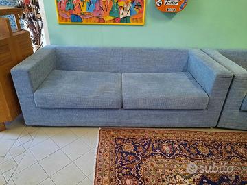 Divano blu tre posti