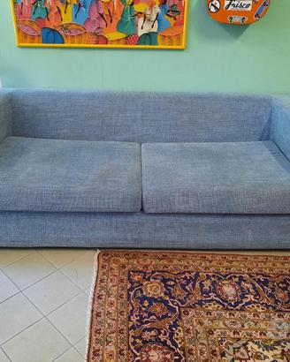 Divano blu tre posti