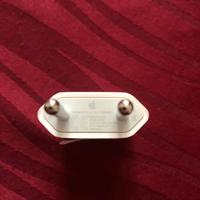 Caricatore originale Apple e cavo USB.
