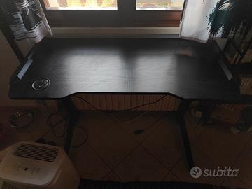 Scrivania gaming elettrica finitura carbonio