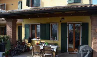 Villetta a schiera di 202 m² con 5 locali e box au