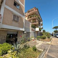 Balduina - negozio con due vetrine