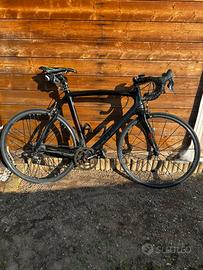 Bicicletta da corsa in carbonio pinarello