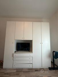Armadio bianco camera da letto