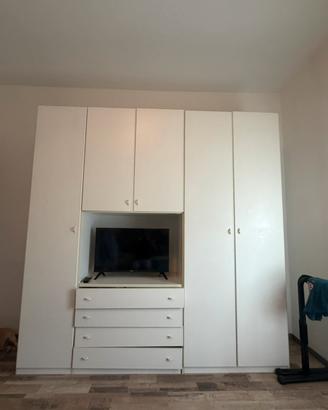 Armadio bianco camera da letto