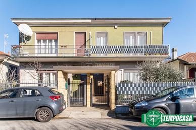 PORZIONE DI VILLA BIFAMILIARE CON BOX E GIARDINO