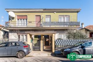 PORZIONE DI VILLA BIFAMILIARE CON BOX E GIARDINO