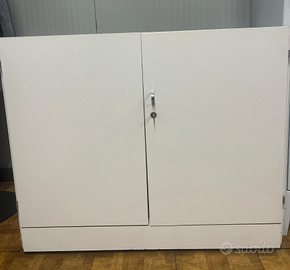 Armadio basso a due ante