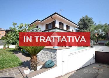VILLA A SCHIERA D'ANGOLO A BRUGHERIO