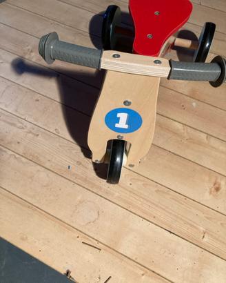 Bicicletta in legno senza pedali