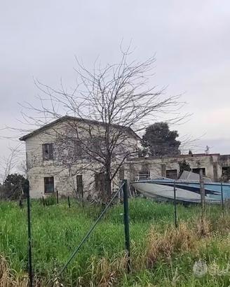Casolare con terreno zona feudo