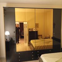 camera da letto specchio e cassettiera 