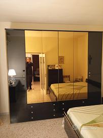 camera da letto specchio e cassettiera 