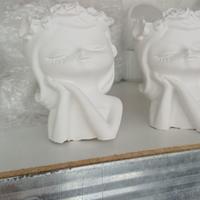 bimba che dorme in gesso