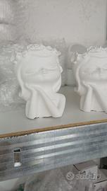 bimba che dorme in gesso