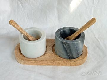 Set sale e pepe in marmo con supporto in legno 