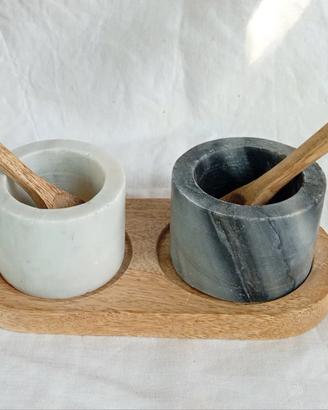 Set sale e pepe in marmo con supporto in legno 