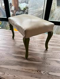 Elegante sgabello vintage con gambe sagomate