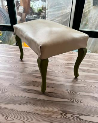 Elegante sgabello vintage con gambe sagomate