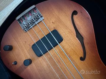 Basso semi hollow elettroacustico di liuteria