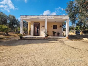 VILLA A SCHIERA A FRANCAVILLA FONTANA